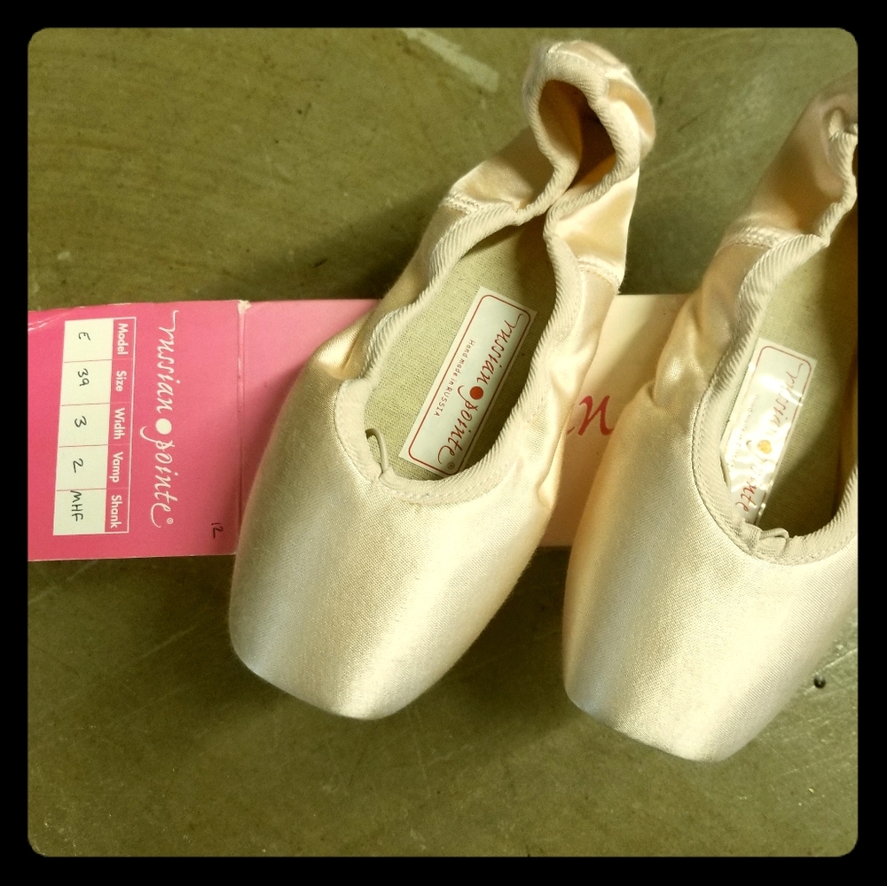 Russian Pointe Grande Pointe Shoe. Size38 Width3 Vamp2 ShankMF